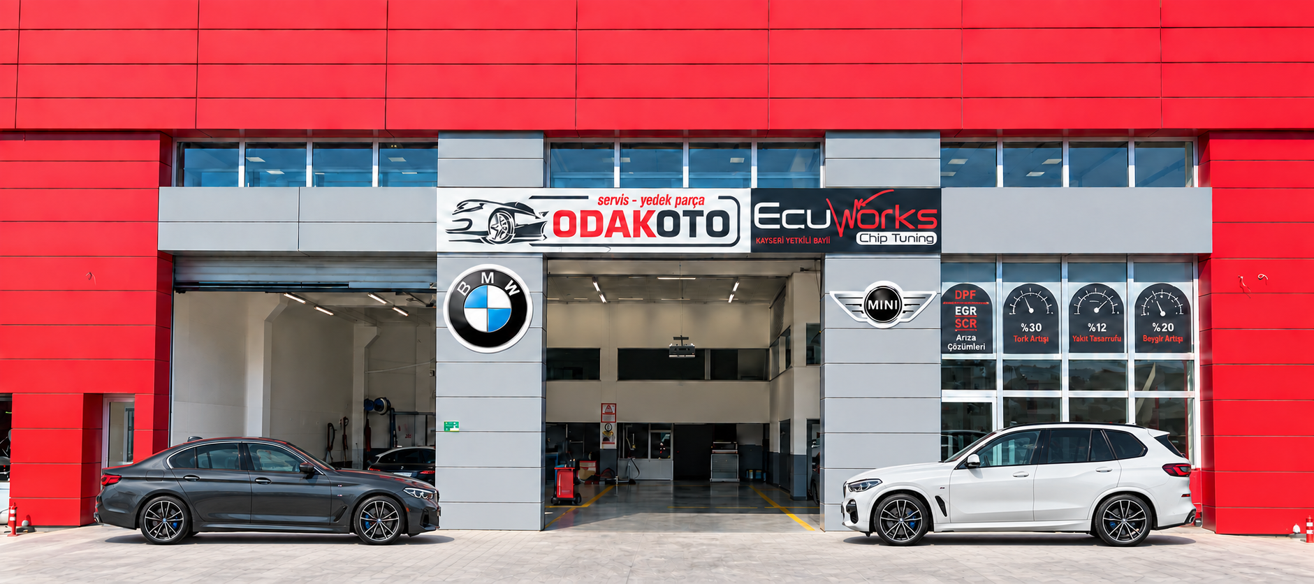 Odak Oto servisinin önünde yan profilden karşılıklı duran BMW sedan ve X5; dijital olarak düzenlenmiş görsel